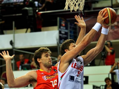 Marc Gasol (i) intenta bloquear una canasta del liban�s Jackson.