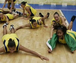 Equipo femenino de baloncesto celebra su medalla de oro. EFE