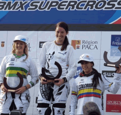 Marian Paj�n en el podi�m del campeonato franc�s. Fedeciclismo