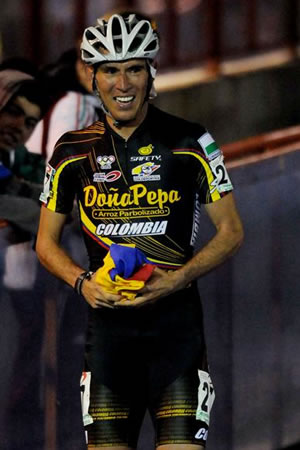 Rosero, celebra la medalla de oro en la prueba de 10.000 m