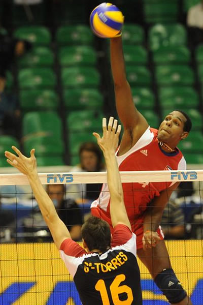 El cubano Yoandy Hidalgo en juego con el espa�ol Juli�n Torres