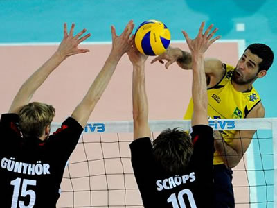 En juego Brasil-Alemania, mundial de Voleibol, Italia 2010. EFE