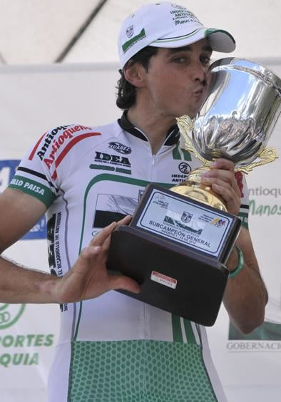 Oscar Sevilla con el trofeo como el Subcampe�n de la Vuelta. 