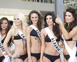 Candidatas a Miss Universo vendieron limonada en bikini Candidatas a Miss Universo vendieron limonada en bikini