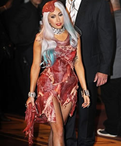Lady Gaga vestida con un traje hecho de carne