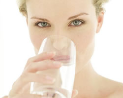Beber dos vasos de agua antes de comer ayuda a perder peso Beber dos vasos de agua antes de comer ayuda a perder peso