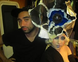 El modisto Nicola Formichetti junto a Lady Gaga El modisto Nicola Formichetti junto a Lady Gaga