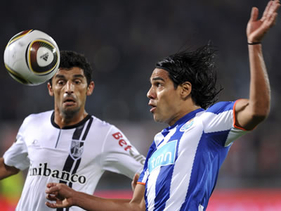 Falcao disputa el bal�n con un jugador del Guimaraes