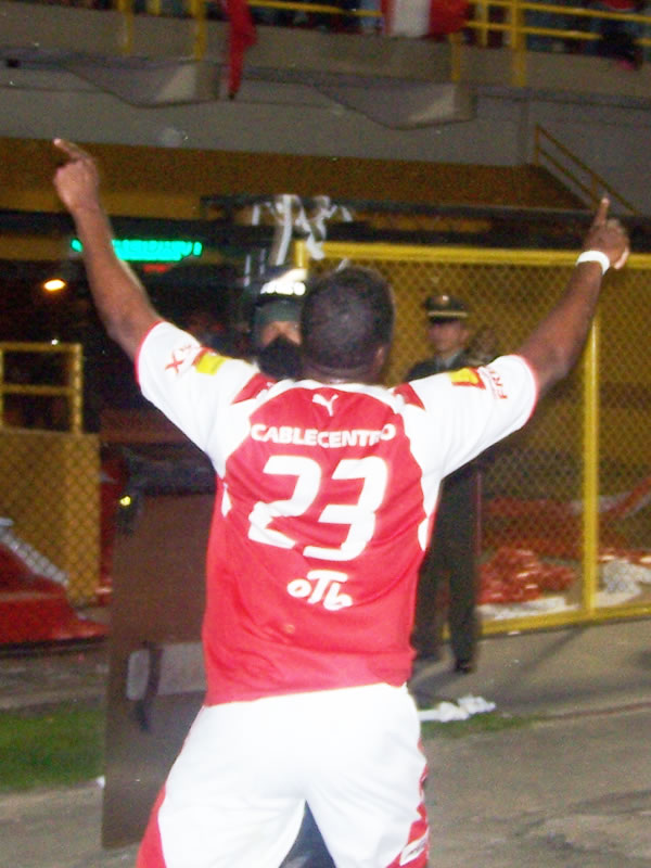 Preciado celebra su primer gol del partido. Foto:Colombia.com