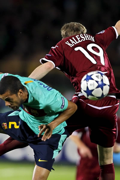 Danni Alves en juego frente al Rubín Kazán. EFE