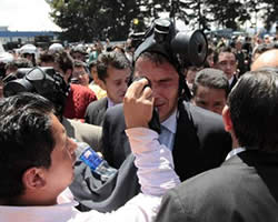 El presidente ecuatoriano es protegido del gas lacrimógeno / EFE