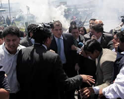 El presidente ecuatoriano trata de salir durante la protesta EFE