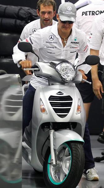 Michael Schumacher recorre el circuito de Singapur en moto. EFE