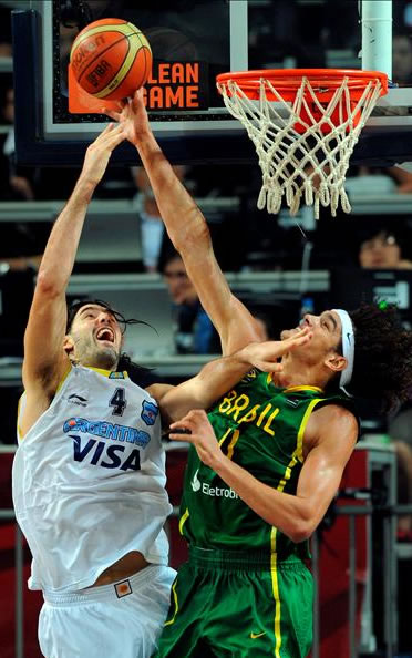 Luis Scola figura del equipo argentino, anotó 37 canastas. EFE