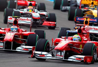 Felipe Massa y Fernanado Alonso en competencia. EFE
