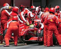 Mecánicos atienden a Massa en el GP de España; Foto: EFE