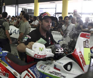 El piloto chileno Francisco ¨Chaleco ¨ López; Foto: EFE