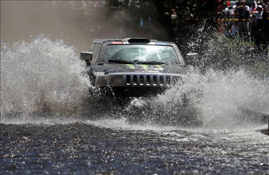 Piloto estadounidense Robby Gordon a bordo de su Hammer. EFE
