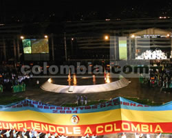 Las ciudades de Bogotá, Caracas, Lima y Toronto (Canadá) comenzarán en Acapulco, México, la carrera para buscar la sede de los Juegos Panamericanos de 2015, informó una fuente deportiva. El dirigente mexicano Felipe Muñoz, integrante de la comisión que evaluará a las candidatas, confirmó el interés de esas cuatro ciudades de organizar los Juegos, lo cual se hará oficial en la Asamblea de la Organización Deportiva Panamericana (ODEPA) que empezará este jueves en Acapulco. Muñoz vio con buenos ojos que haya cuatro países interesados en organizar los Juegos Panamericanos en 2015 y dijo que la ODEPA cambiará sus estatutos en breve para anticipar la fecha de anuncio de la sede, de cinco años antes del certamen a seis. Eso quiere decir que el próximo año vamos a decidir el escenario de los Juegos del 2015, comentó Muñoz. Los Panamericanos comenzaron en Buenos Aires, Argentina, en 1951 y después fueron celebrados en otros nueve países, cuyos representantes en la ODEPA tendrán dos votos a la hora de elegir la sede de 2015, mientras los demás sólo contarán con uno. Tienen el privilegio, Argentina, que organizó los Juegos en 1951 y 1995, México (1955 y 1975), Estados Unidos (1959 y 1987), Brasil (1963 y 1997), Canadá (1967 y 1999), Colombia (1971), Puerto Rico (1979), Venezuela (1983), Cuba (1991) y República Dominicana (2003). Cada una de las ciudades aspirantes tendrán un tiempo para exponer su proyecto en Acapulco y luego la comisión evaluadora se coordinará para darle seguimiento, pero la decisión de quien organizará los Juegos será de los Comités Olímpicos Nacionales, el próximo año, señaló Muñoz. La fecha de cierre para aceptar candidaturas aún está abierta por lo que otras ciudades podrían sumarse a Bogotá, Caracas, Lima y Toronto, aunque Muñoz lo considera como algo difícil. Los pasados Juegos Panamericanos fueron celebrados en Río de Janeiro, Brasil, en julio de 2007, y los próximos tendrán como sede a la ciudad mexicana de Guadalajara, en octubre de 2011. EFE
