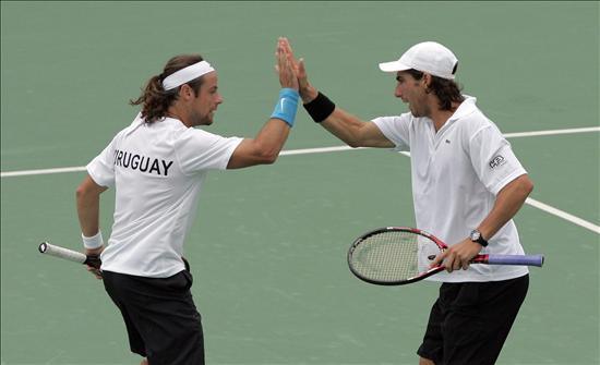 Marcel Felder y Pablo Cuevas celebran. EFE