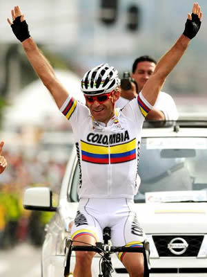 Santiago Botero celebra su medalla de oro en la ruta. EFE