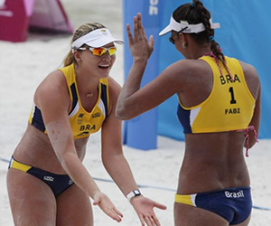 brasileñas Fabí y Julia Schmidt celebra su medalla de oro. EFE