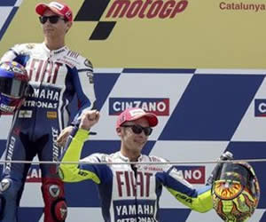 El piloto italiano de Fiat-Yamaha celebra; Foto: EFE