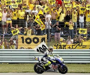 Rossi celebra su victoria en el GP de Holanda; Foto: EFE