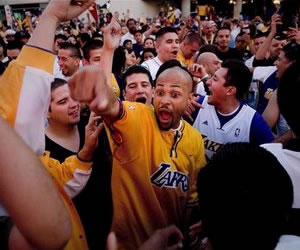 seguidores de los Lakers celebran; Foto: EFE