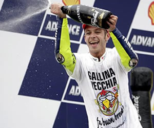 Valentino Rossi de 30 años celebró su 9no Mundial. Foto: EFE