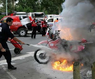 Fuego sobre la moto Honda del argentino Pizzolito; Foto: EFE