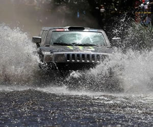 Piloto estadounidense Robby Gordon a bordo de su Hammer. EFE