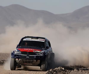 Piloto francés Stéphane Peterhansel ganador de la etapa. EFE