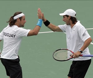 Marcel Felder y Pablo Cuevas celebran. EFE