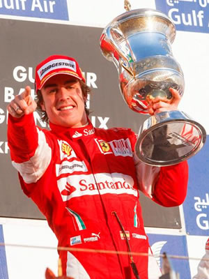 Fernando Alonso con su trofeo en Bahrein. EFE