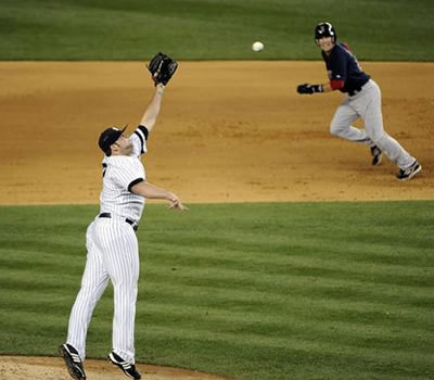 Joba Chamberlain de los yanquis intenta atrapar la bola. EFE