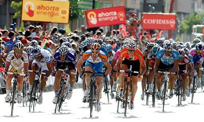 El gran pelotón dde llegada en la quinta etapa de la Vuelta. EFE