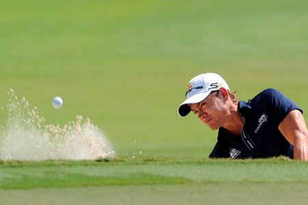 Camilo Villegas en el bunker del segundo hoyo. EFE