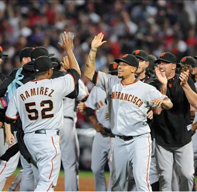 Los Gigantes celebran su victoria frente a los Bravos. EFE