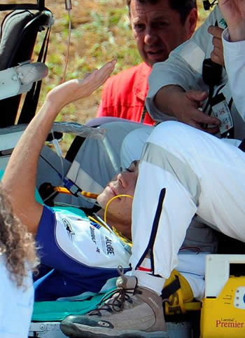 Valentino Rossi es atendido por los paramédicos. EFE
