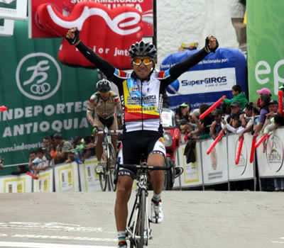 Fredy González en su llegada a meta. Foto: Fedeciclismo Fredy González en su llegada a meta. Foto: Fedeciclismo