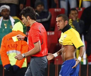 Alvez discute con el árbitro tras la amarilla; Foto: EFE