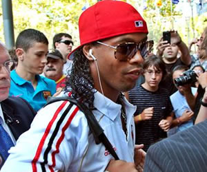 Ronaldinho regresa con el Milan al Camp Nou. EFE