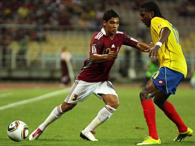 Hugo Rodallega frente a Ronald Vargas. EFE
