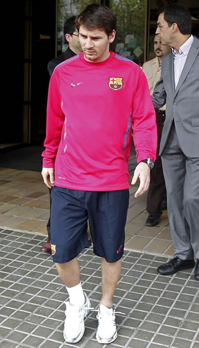 Messi a la salida del hospital de Barcelona. EFE