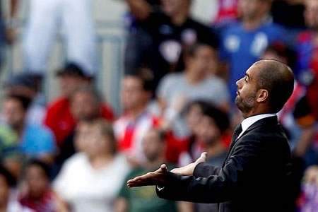 Joseph Guardiola en el juego frente al Atl. de Madrid. EFE