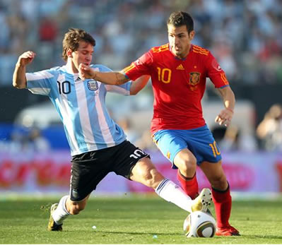 Lionel Messi y Cecs Fábregas. EFE