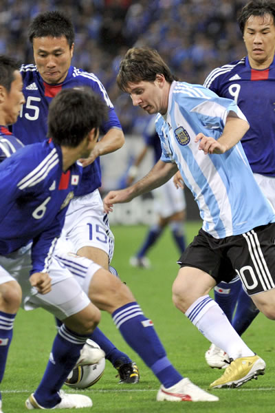 Japón tuvo una fuerte marca sobre el delantero argentino. EFE