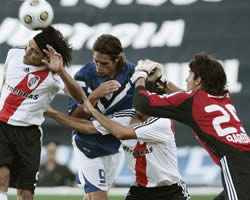 Falcao buscando marcar ante Vélez; Foto: EFE