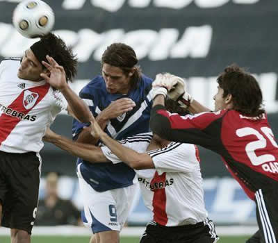 Falcao buscando marcar ante Vélez; Foto: EFE